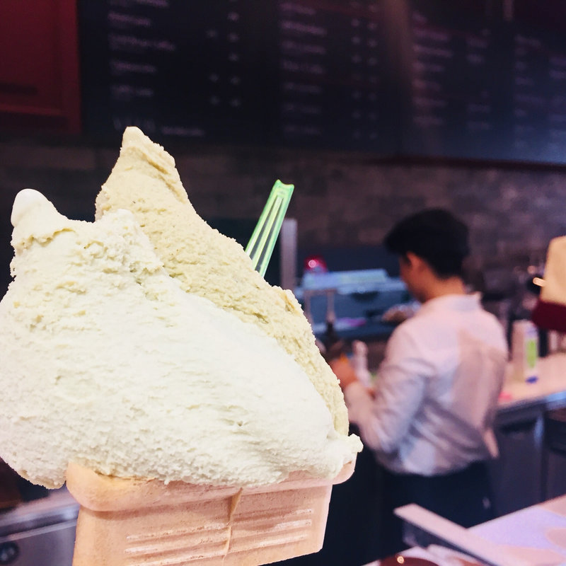 ピスタチオと杵築焙じ茶バニラのジェラート(ジェラート&カフェ ViTO カリーノ天文館店)