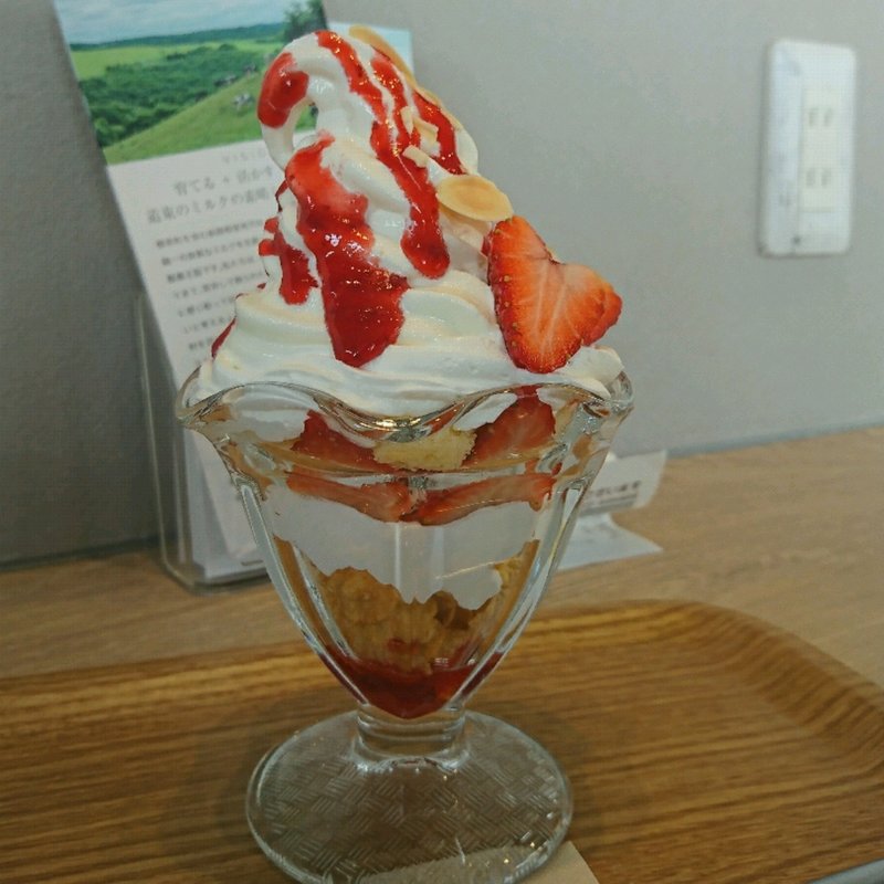 ミニパフェ(いちご)(ミルキークラウン)