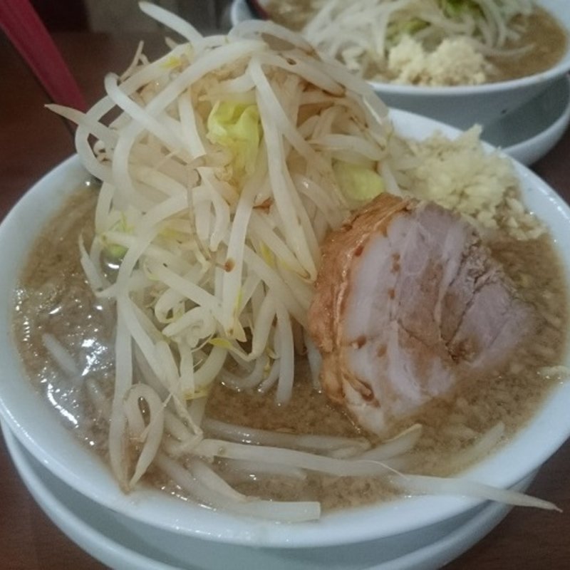 豚骨醤油 + 野菜大盛り + ニンニク(狼 )