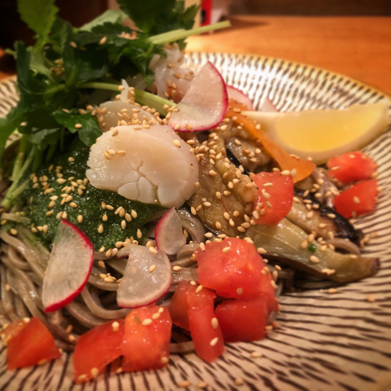 サラダ風海鮮ぶっかけ蕎麦(つけ蕎麦安土 高田馬場本店)