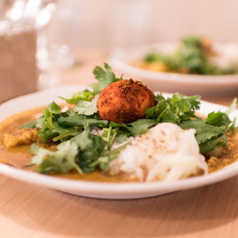 ポークカレーとキーマカレーのあいがけ スパイス玉子のせ(curry phakchi(パクチー))