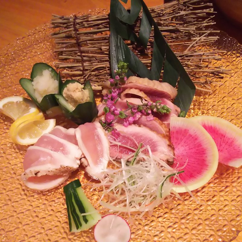 地鶏のたたき(地鶏と個室 あきら 川崎本店)