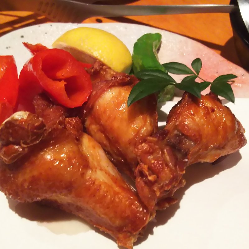 手羽元の燻製揚げ(地鶏と個室 あきら 川崎本店)