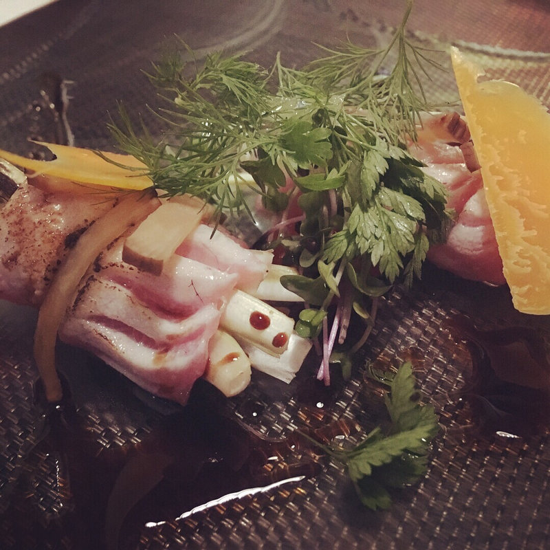 メジマグロの炙り ピサンリと18ヶ月熟成ミモレット(レストラン・ピウ)