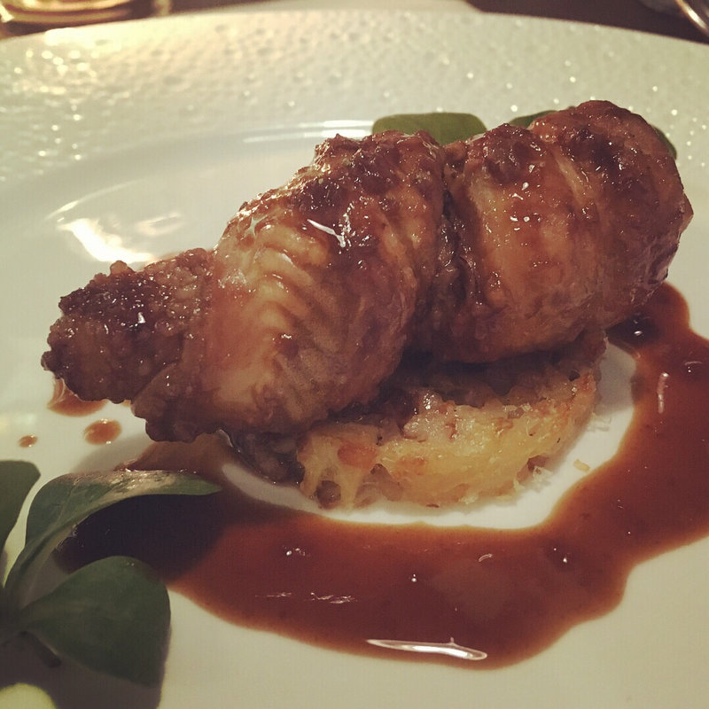 鰻とホワイトアスパラガスの赤のワイン煮込み(レストラン・ピウ)