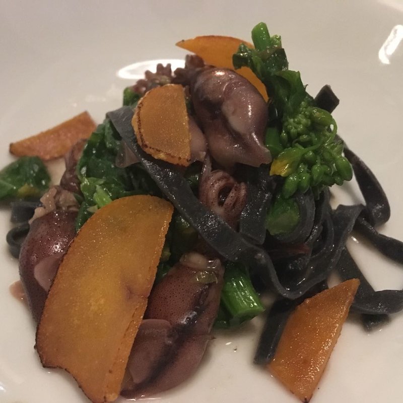 ホタルイカと菜の花、カラスミのアーリオオーリオ タリアテッレ(レストラン・ピウ)