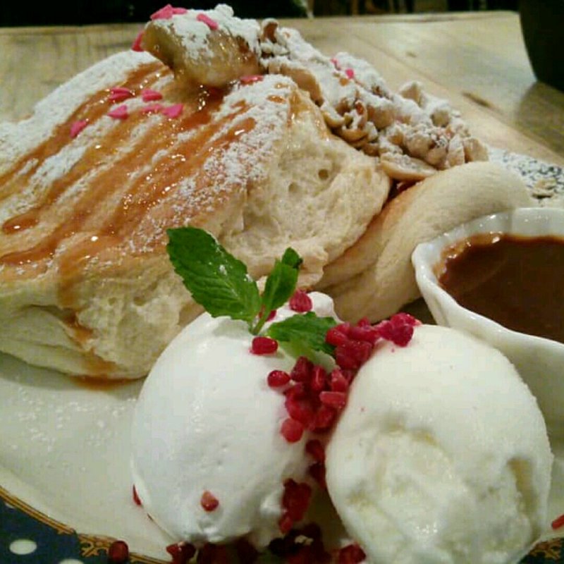 キャラメル&ナッツソースのふわふわパンケーキ(Cafe del SOL)