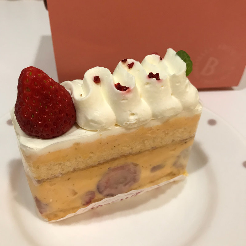 苺とホワイトチョコのフレジェ(ビスキュイ)