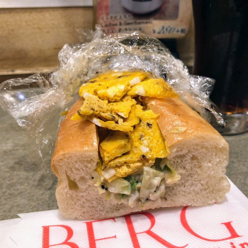 バインミー風ベジタブルエッグサンドハーフ(ビア&カフェ BERG（ベルク）)