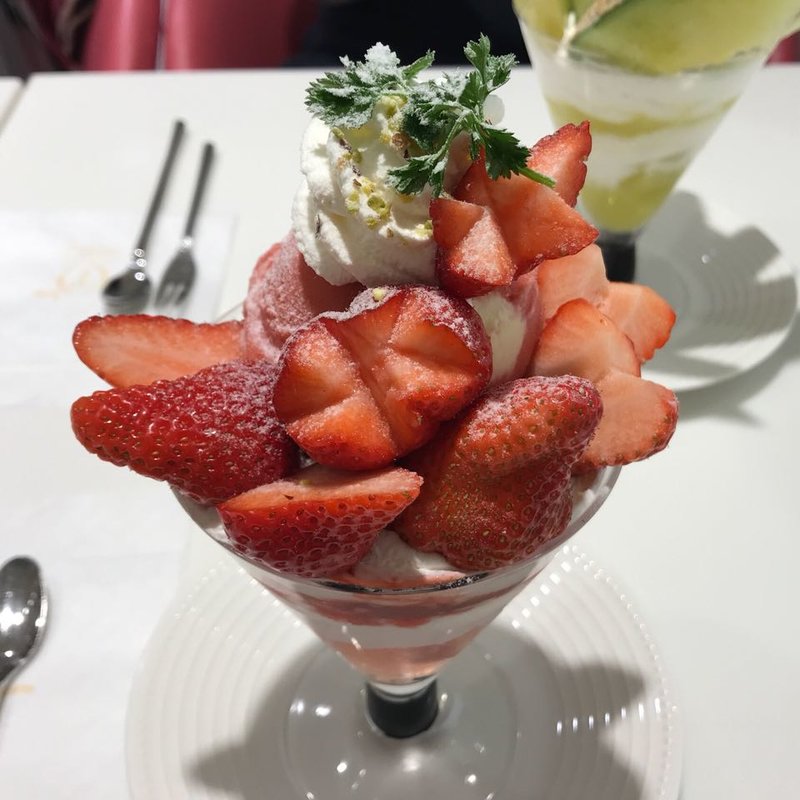さくらももいちごのパフェ(タカノフルーツパーラー 池袋東武店)
