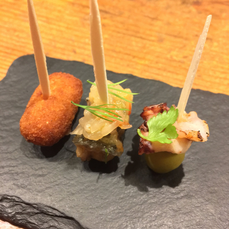 蟹クリームコロッケ・タコとオリーブ・オイルサーディン(バール ハグ)