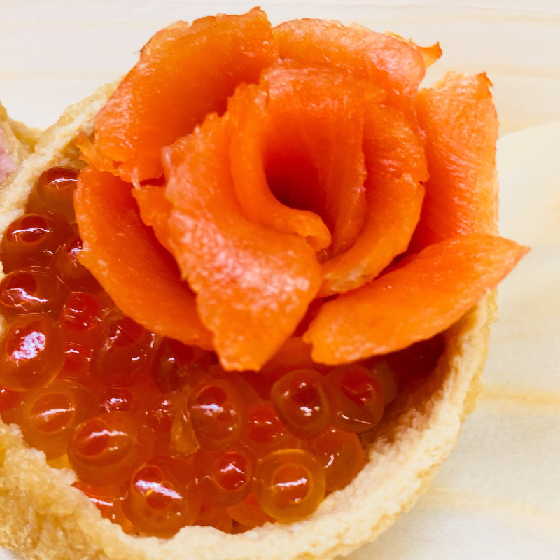 スモークサーモンといくらいなり(元蔵（GENZOU))