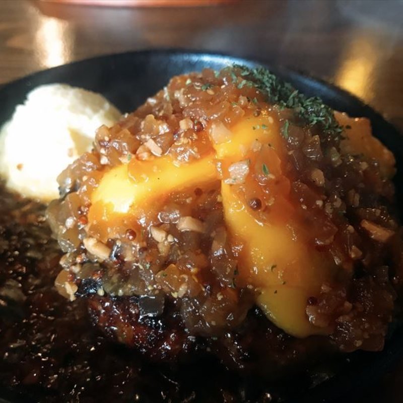 ポークバーグチーズのせ(日本橋ビアホール)