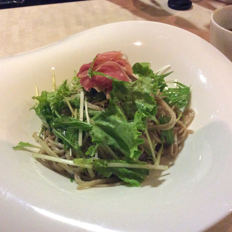生ハムと生野菜の蕎麦(Soba Ristorante na-ru)