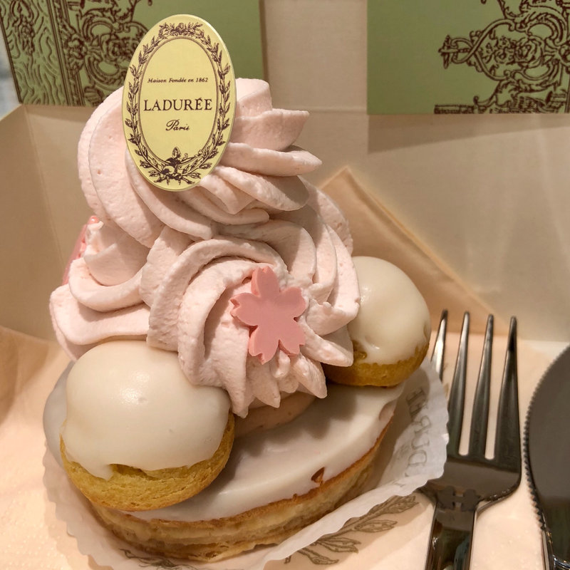 サントノレ・サクラ(ラデュレ 新宿店)