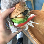 くるみ入りクリームチーズアボカド鯖バーガー(MK　CAFE （【旧店名】マジックケーカフェ）)