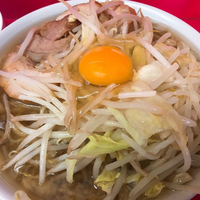 子豚生卵トッピング(ラーメン二郎 千住大橋駅前店 )