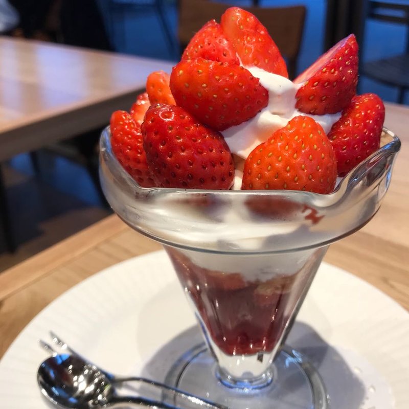 苺とベリージュレのパフェ（Mサイズ）(フタバフルーツパーラー 周南市立徳山駅前図書館店)