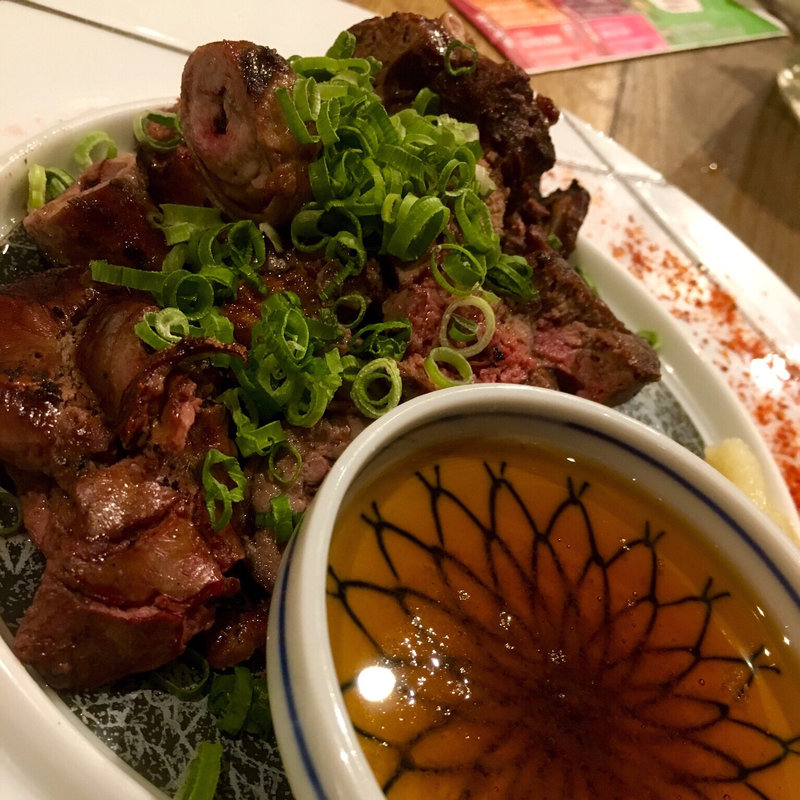 鶏レバーのレア炭焼き(炭焼き初代 はぜる)