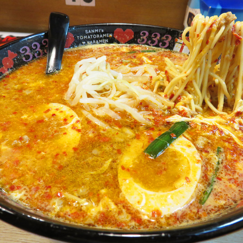 辛麺半熟煮卵のせ(元祖トマトラーメン 三味 キャナルシティ博多店)