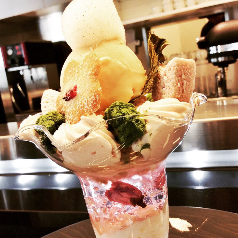 桜パフェ(トシ ヨロイヅカ 東京)