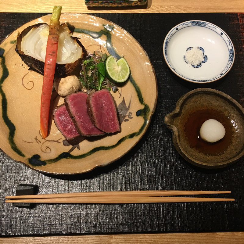 和牛いちぼの叩き 卸しポン酢 酢橘塩(おにく花柳)