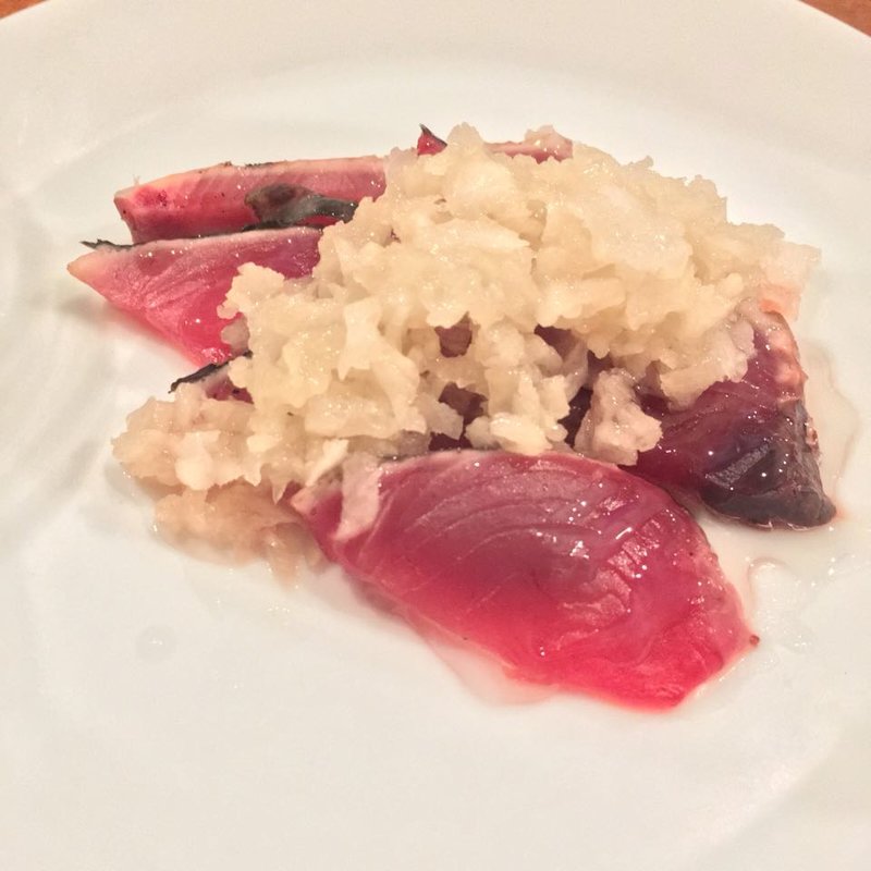 やいとガツオの炙り 玉ねぎのソース(コノ花まひろ )