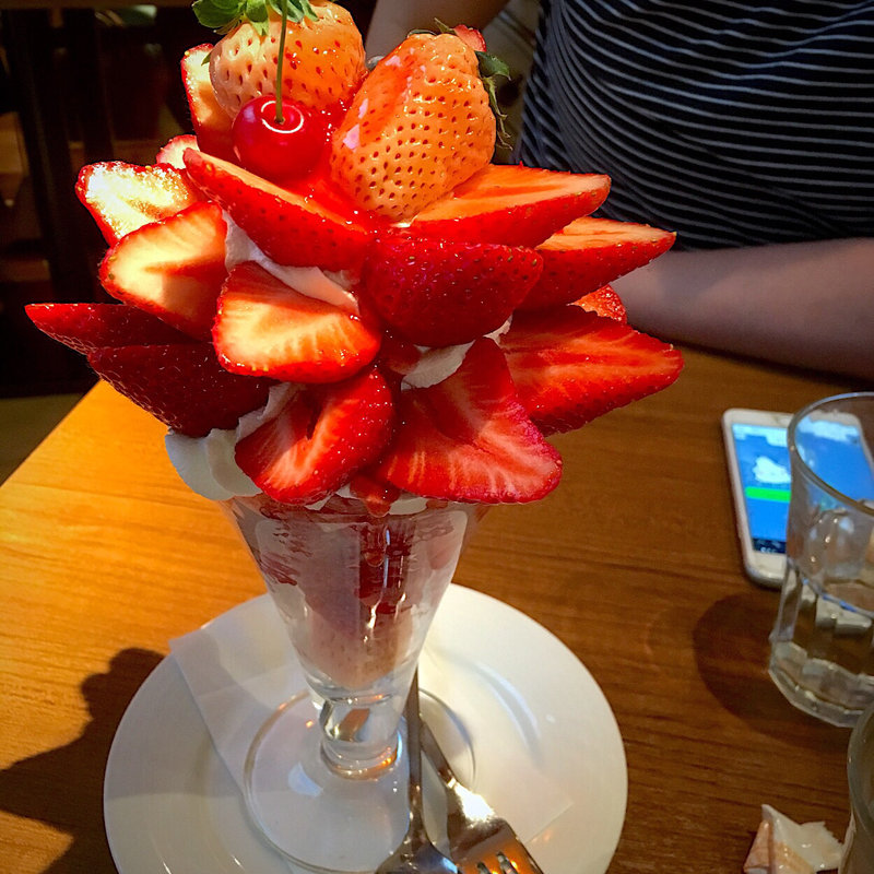 3種のいちごパフェ(果実園リーベル 目黒店)