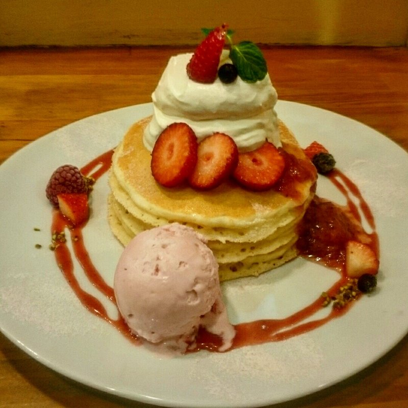 苺と塩生クリームのパンケーキ(パンケーキママカフェ VoiVoi （ヴォイヴォイ）)