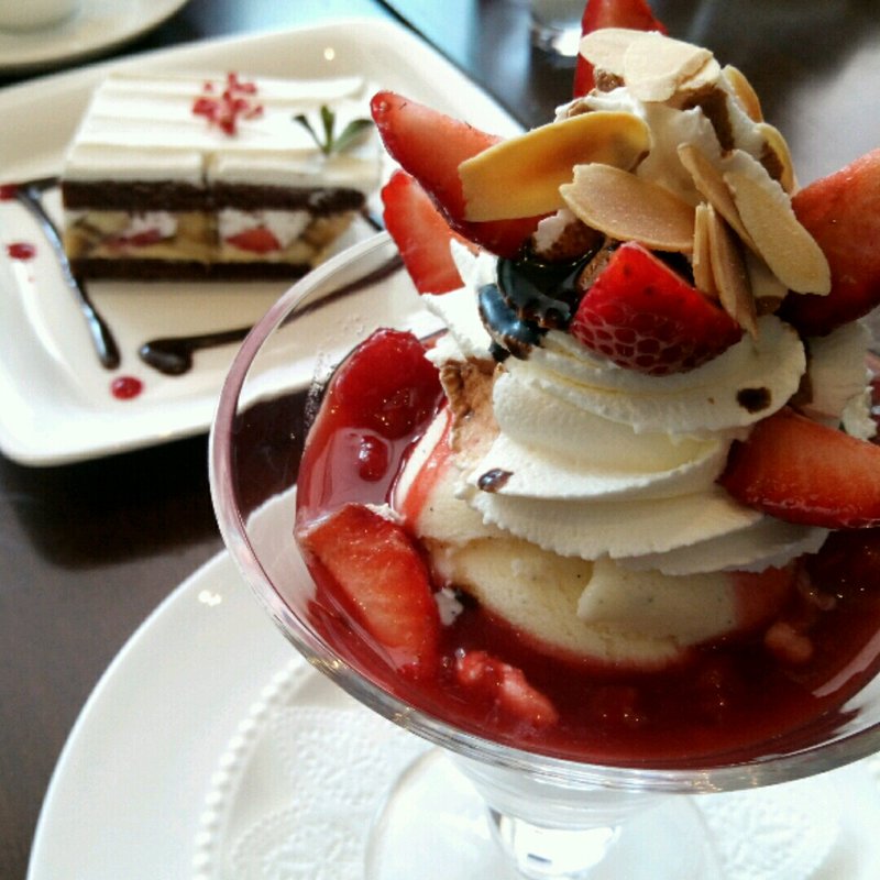 苺とバルサミコのパフェ(キハチ カフェ セントシティ)
