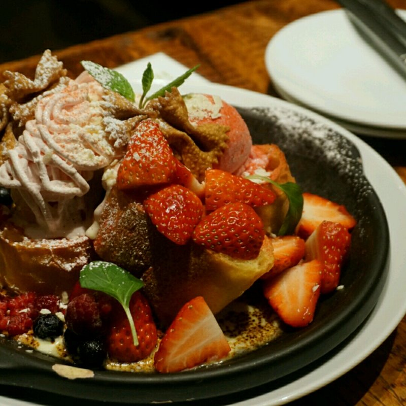 苺のフレンチトースト(猿Cafe 新宿マルイ本館店)