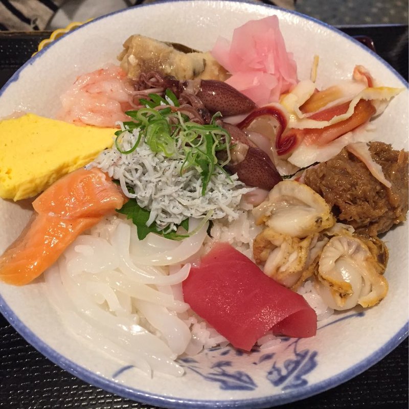 おまかせ丼(魚啓 （うおけい）)