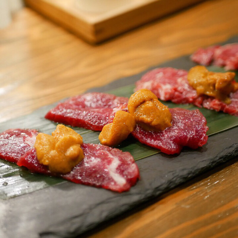 うにと肉刺し(赤身ロース&大トロ三角バラ)(利尻うに小屋 )