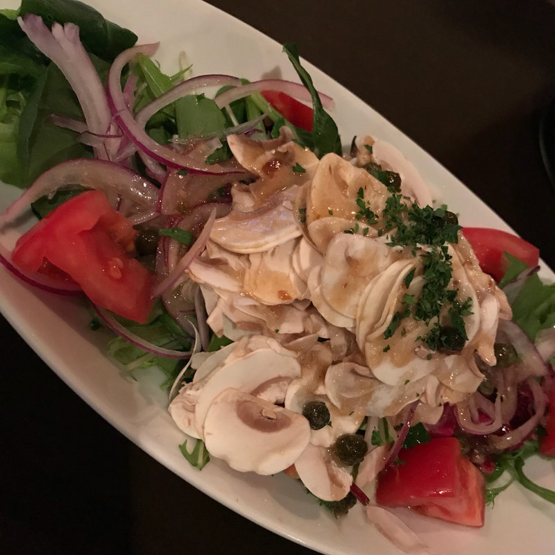 マッシュルームのサラダ アンチョビガーリックの熱々ドレッシング(今宵、成田で世界の肉料理とごほうびワインを)