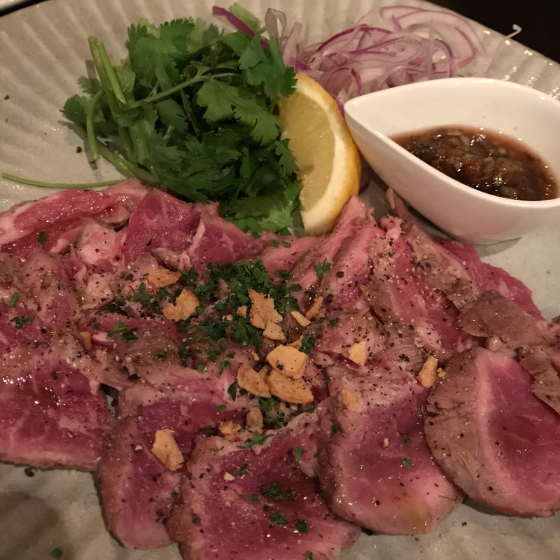 ラムのタタキ とびっきりのエスニックソースで(今宵、成田で世界の肉料理とごほうびワインを)