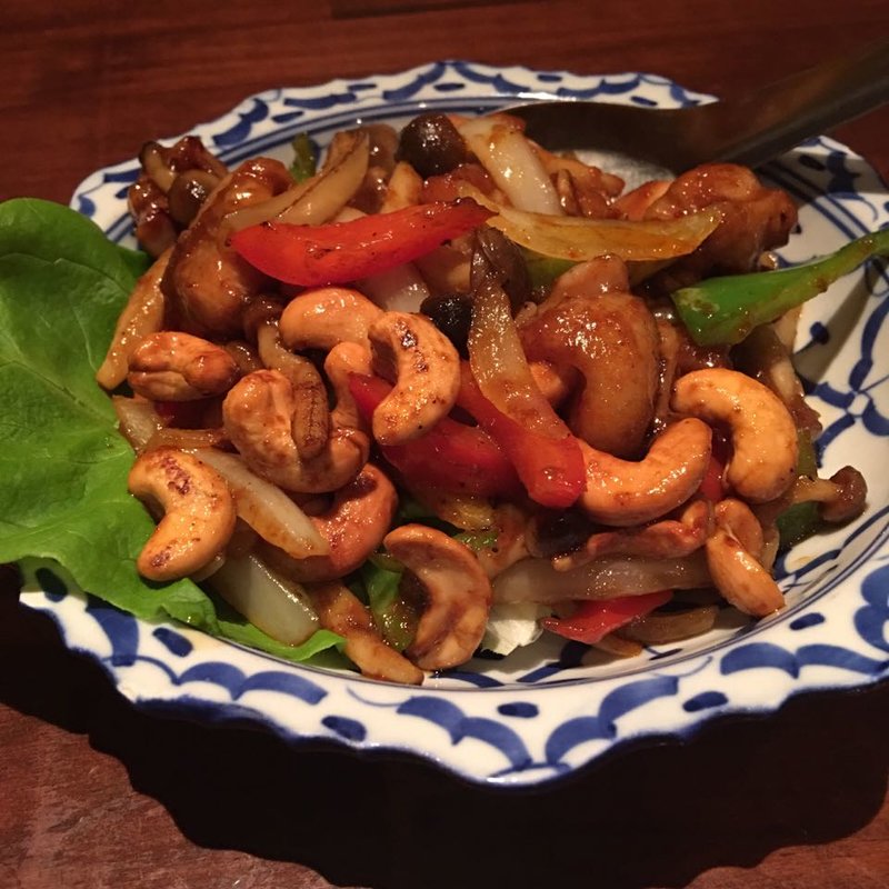 鶏肉とカシューナッツのナンプラー炒め(ワルン プアン （WARUNG PHUAN）)