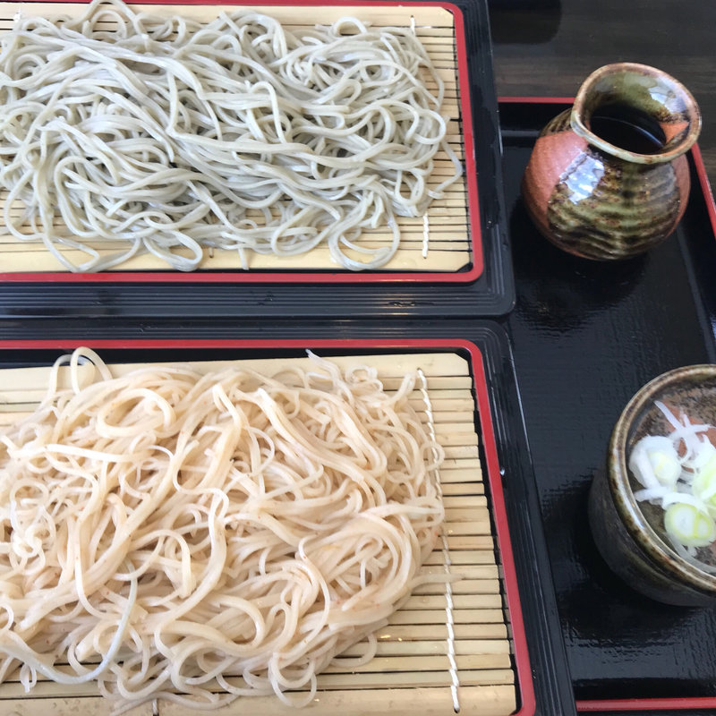 もり蕎麦と変わり蕎麦唐辛子切り小盛り(久保田 )