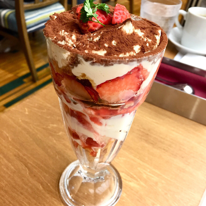 苺のティラミスパフェ(梅田 阪急三番街 リバーカフェ （RIVER CAFE）)