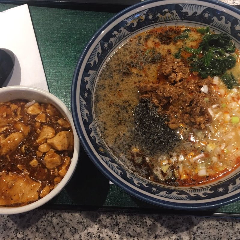 黒胡麻担々麺、半麻婆丼(香港食卓 大崎店)