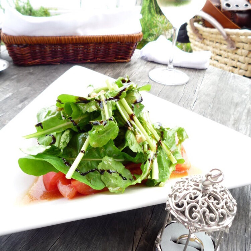 三浦産トマトとルッコラのサラダ(アマルフィイ デラセーラ)