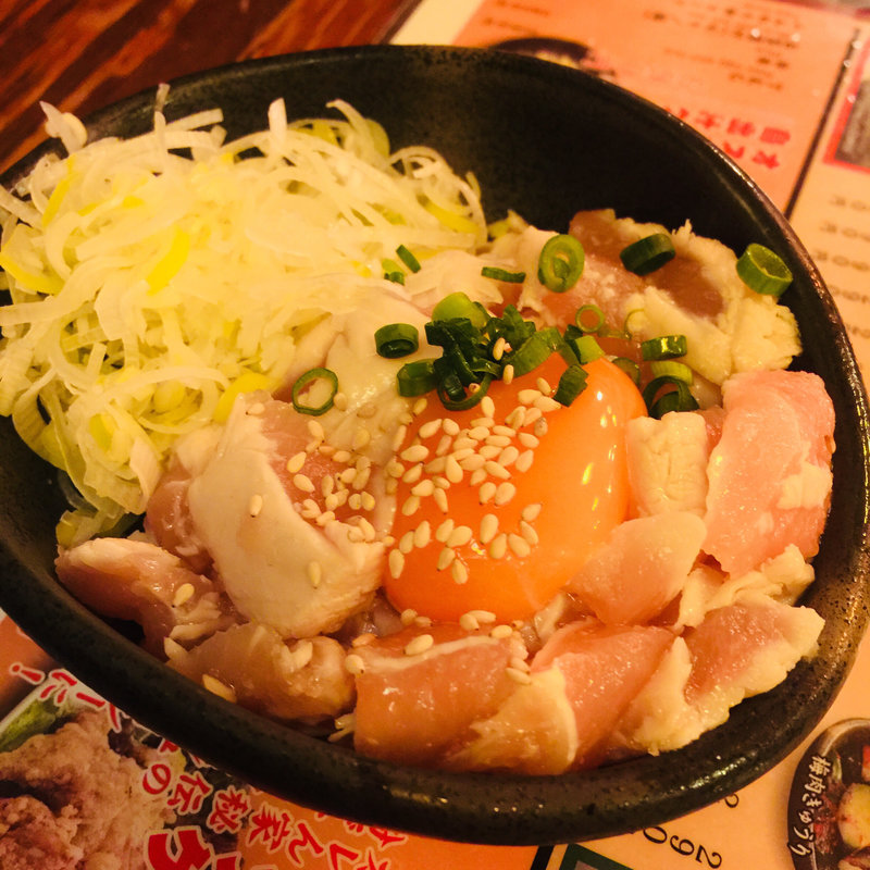 鶏ユッケ(炭火鳥酒場 赤羽鳥一家)