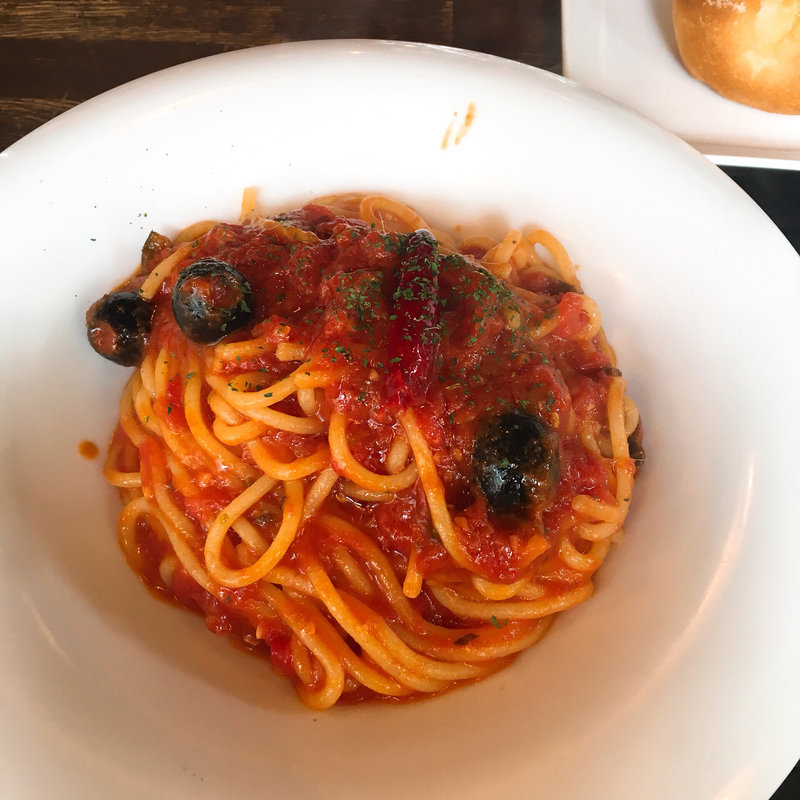 黒オリーブとアンチョビのプッタネスカ(パスターヴォラ田町本店)