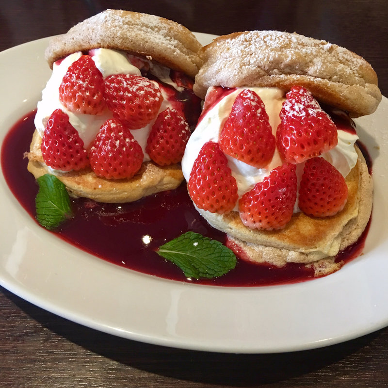 Strawberry Benedict Pancakeこと苺のべネディクトパンケーキ