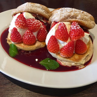 Strawberry Benedict Pancakeこと苺のべネディクトパンケーキ(シュバルカフェ)