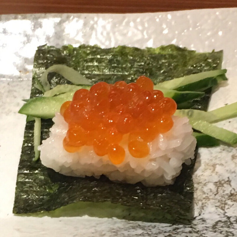 こぼれいくらの包み寿司(旨唐揚げと居酒メシ ミライザカ 天満橋店)