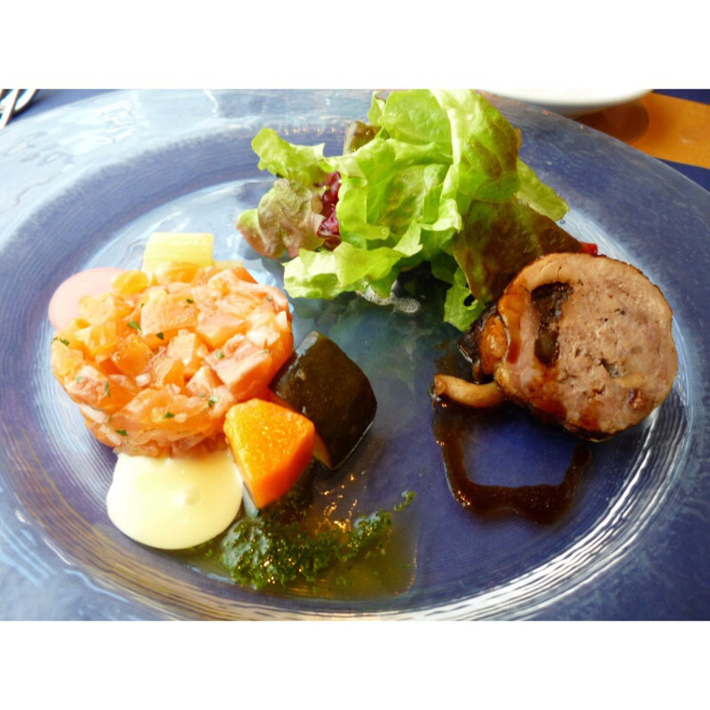 スモークサーモンのタルタル＆鶉の詰物のロースト(ストラスヴァリウス Strasvarius)