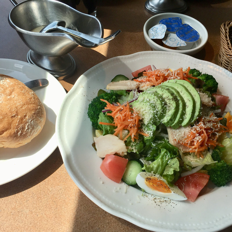 アボカドチキン シーザーサラダ(神戸洋食キッチン)