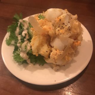 「ひよこ豆とツナとコーンのポテサラ」(Standing Wine Bar bevi)