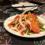 トマトとピーマンと丸玉ねぎサラダ(ウイグル アパンディン・キッチン（東トルキスタン料理）)