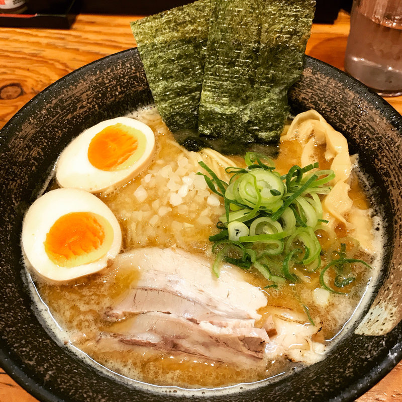 濃厚煮干し中華そば 味玉入り(麺屋 于留目)